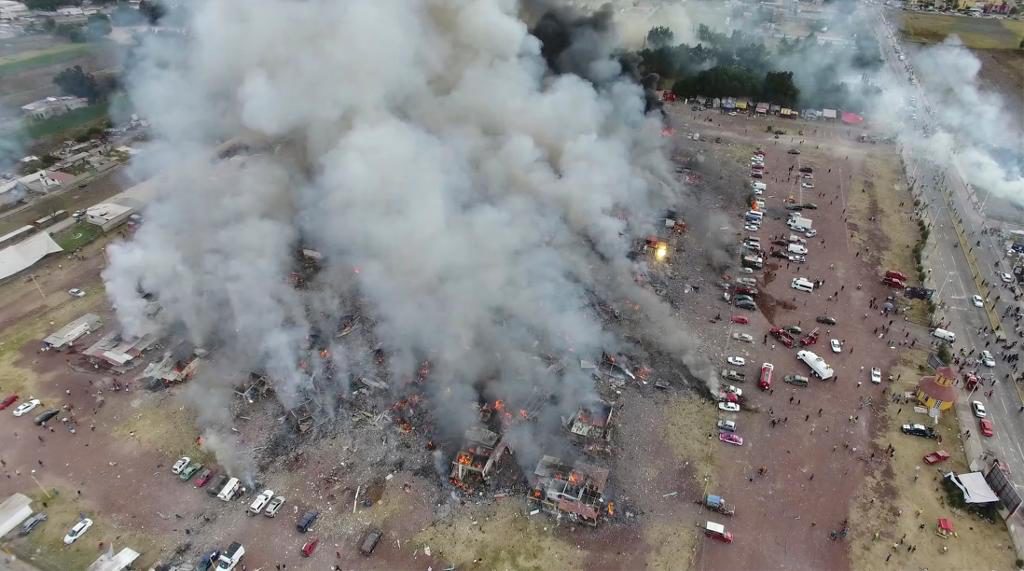 En kraftig brand totalförstörde marknaden San Pablito i Tultepec, norr om Mexiko City, minst 29 människor omkom i branden. (Foto: AP/TT)