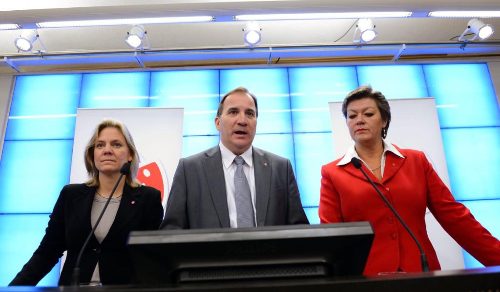 Finansminister Magdalena Andersson, statsminister Stefan Löfven och arbetsmarknadsminister Ylva Johansson när de på en presskonferens 2012 förklarade hur de ville avskaffa Fas 3 om de vann valet. (Foto: Henrik Montgomery/TT