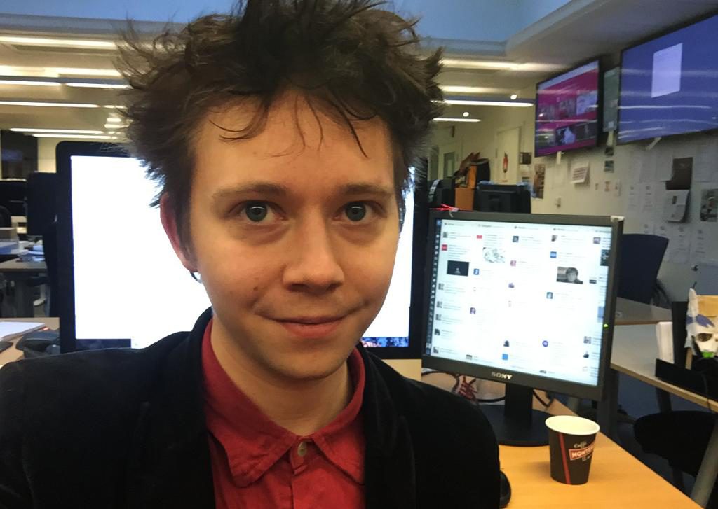 Journalisten Hugo Ewald trivs bra när han ensam bemannar Metros redaktion. (Foto: Hugo Ewald)