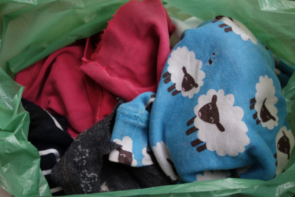 Enligt SCB är två tredjedelar av textilen vi slänger i soporna hel och brukbar. För att minska mängden textilier i soppåsen fick Minimeringsmästarna se hur textilen kunde återanvändas, till exempel genom att sy om till något annat. (Foto: Eva Sagerfors/Epoch Times)