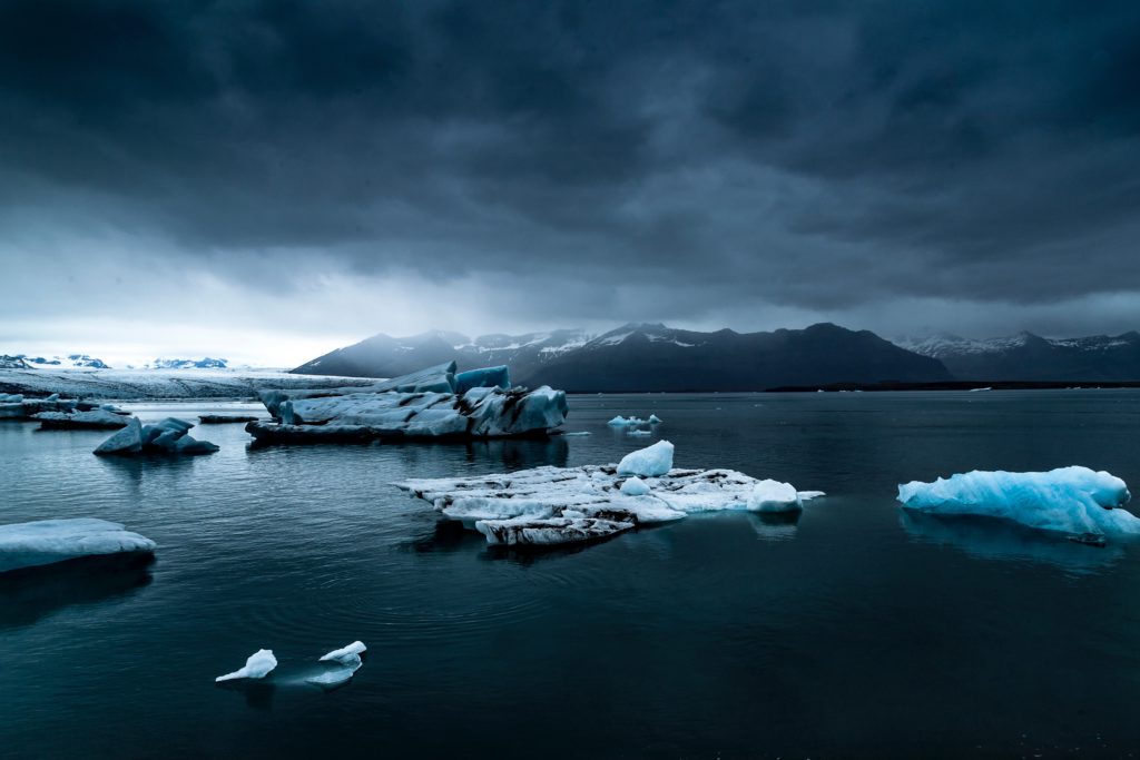 Arktis snabbt smältande isar är ett hot mot hela planeten. (Foto: Emma Hall/Unsplash)