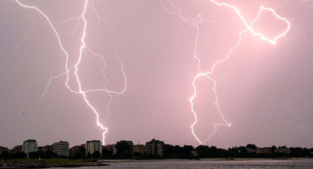 Blixtar över Ribersborg i västra Malmö vid 21-tiden på midsommardagen förra året. (Foto: Johan Nilsson/TT)