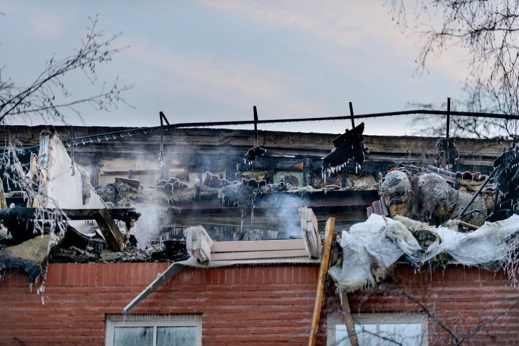 Området kring brandfastigheten har spärrats av med tanke på rasrisken. (Foto: Samuel Pettersson /TT)