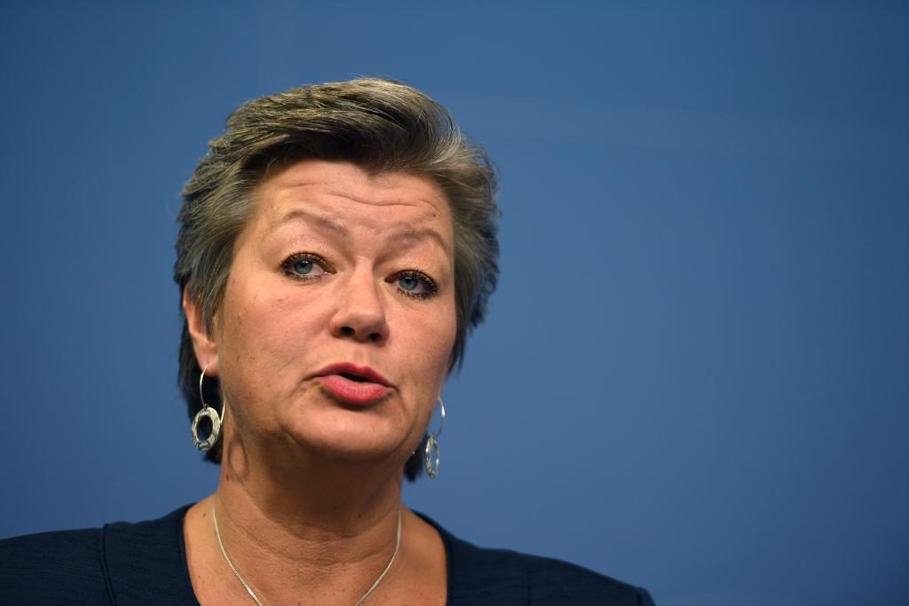 Arbetsmarknads- och etableringsminister Ylva Johansson (S) får beska piller i SNS-rapporten om läget för dem som har det svårast på arbetsmarknaden. (Foto: Pontus Lundahl/TT)