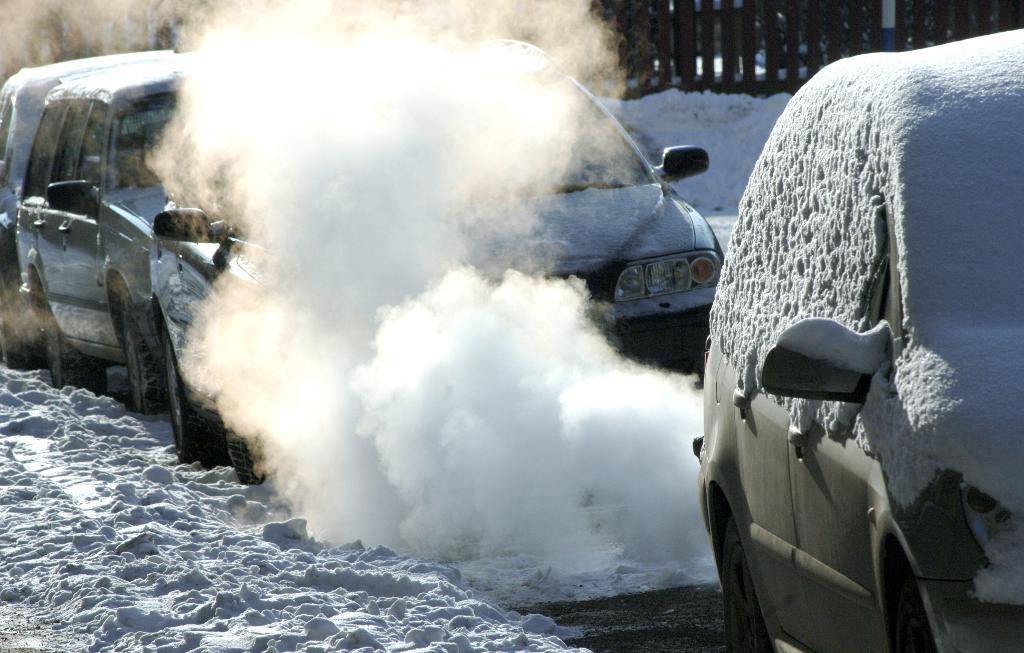 Utsläppen av koldioxid från biltrafiken ska minskas med 70 procent till 2030, enligt miljömålsberedningen. (Foto: Hasse Holmberg /TT)