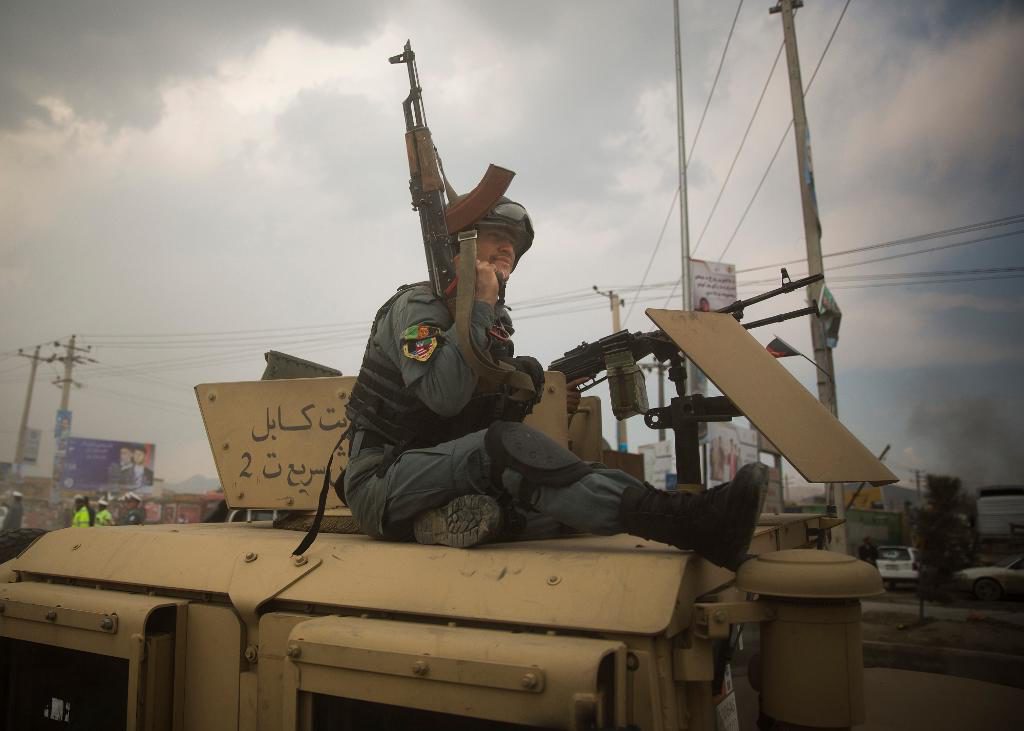 En afghansk polis på ett bepansrat fordon. A(Foto: Anja Niedringhaus/AP/TT-arkivbild)