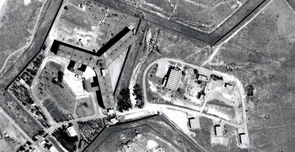 Militärfängelset Saydnaya ligger i utkanterna av Damaskus och hit förs många av de syrier som gripits av regimen. Här väntar mörker - fängelset har av människorättsgruppen Amnesty International liknats vid ett svart hål - och omänskliga förhållanden. (Foto: Amnesty International/TT)