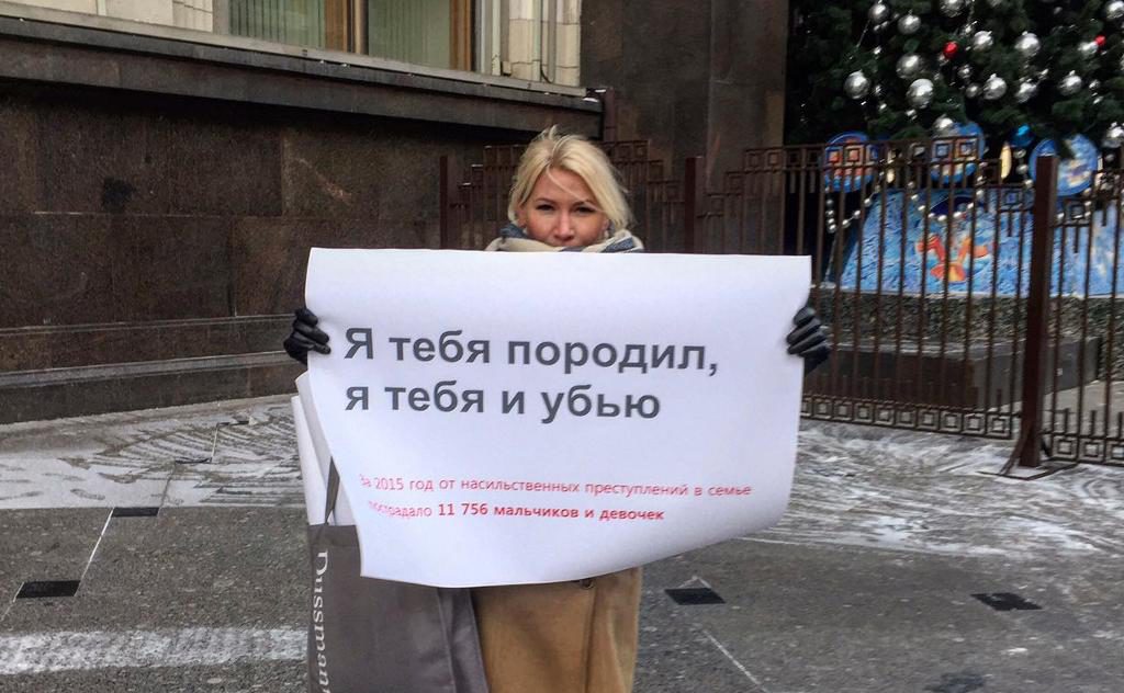 Aktivisten Alena Popova i en protest mot den kritiserade lagändringen i Ryssland som innebär sänkt straff för våld i nära relationer. Foto: Privat/TT