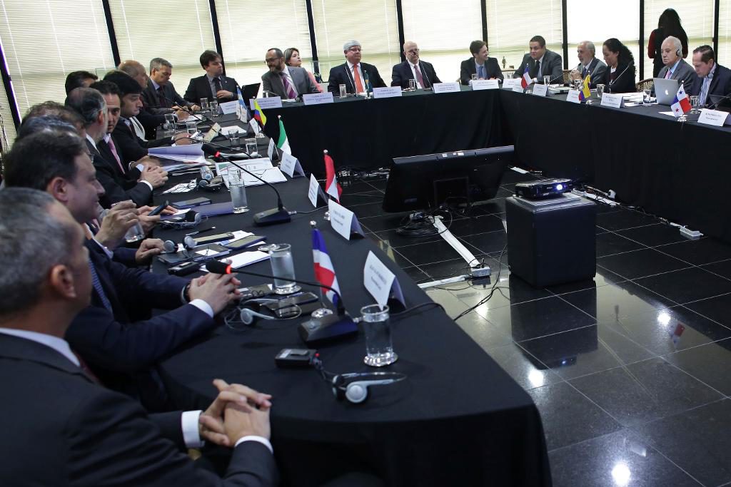 Åklagare samlade i Brasilien för att reda ut de komplicerade turerna i mutskandalen kring företaget Odebrecht. Foto: Eraldo Peres/AP/TT
