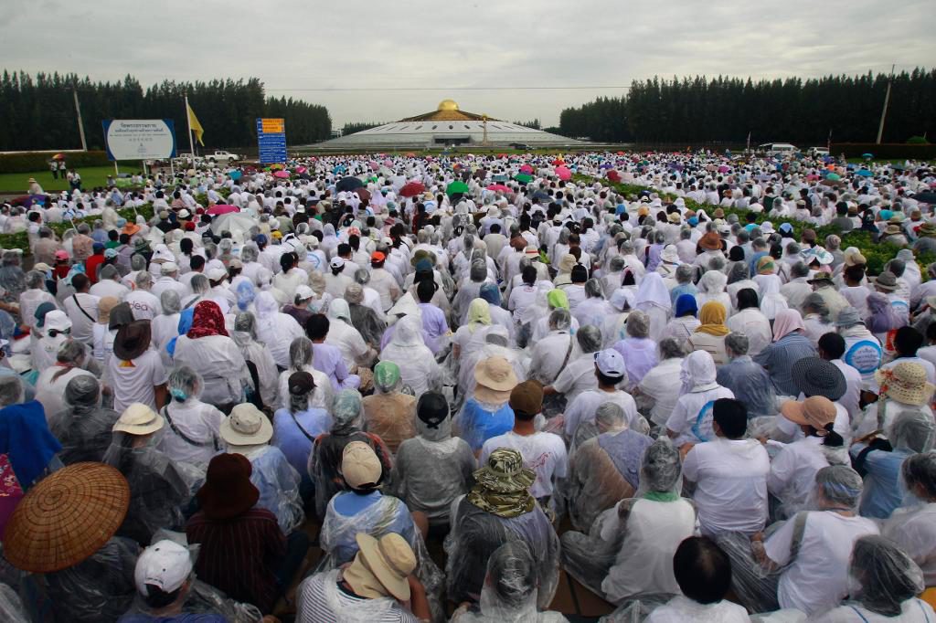 Massmässa framför Wat Phra Dhammakaya.  Foto: Sakchai Lalit-arkivbild