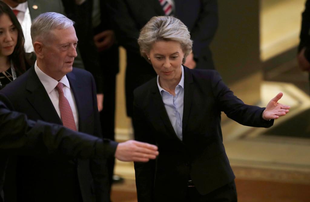 USA:s försvarsminister James Mattis tillsammans med sin tyska kollega Ursula von der Leyen vid säkerhetskonferensen i München. Foto: Matthias Schrader/AP/TT