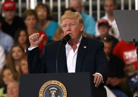 President Donald Trump talar vid kampanjen på AeroMod International hangar på Orlando Melbourne International Airport i Florida den 18 februari 2017. Foto: Joe Raedle/Getty Images