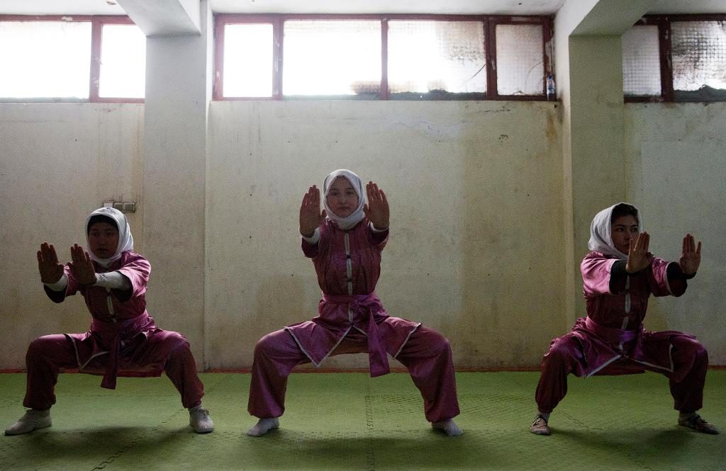 Medlemmar i klubben Shaolin Wushu i träningstagen. Självförsvarsteknik är bra att kunna på Kabuls gator där kvinnor regelmässigt ofredas. (Foto: Massoud Hossaini/AP/TT)