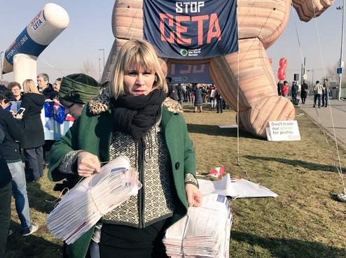 Miljöpartiets Linnéa Engström med namnunderskrifter mot Ceta-avtalet, vid de grönas manifestation utanför parlamentet i Strasbourg 15 februari 2017. Bild: skärmdump.