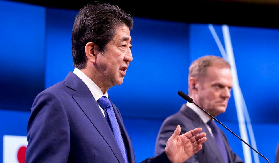 
Japans premiärminister Shinzo Abe och EU:s permanente rådsordförande Donald Tusk under ett möte i Bryssel i mars i år. Foto: Virginia Mayo/AP/TT-arkivbild                                            