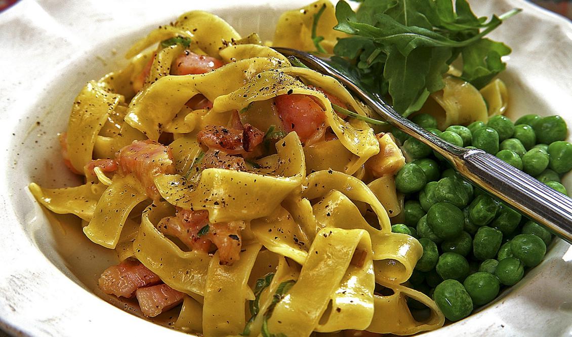 
En ny studie visar att de som äter måttliga mängder kolhydrater lever längre än de som äter nästan inga alls, eller väldigt mycket kolhydrater, som det finns mycket av i livsmedel som pasta, ris och potatis. Foto: TT                                            