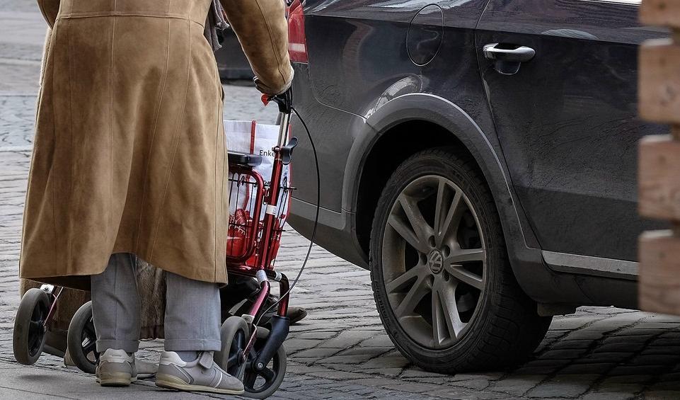 När den 89-åriga kvinnan fick avslag på ansökan om riksfärdtjänst för att ta sig till systerns begravning kom ett massivt stöd från allmänheten. Foto: Johan Wessman/News Øresund