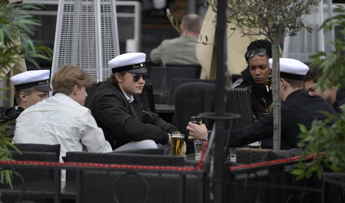 Tidigt studentfirande under fredagen på en av Medborgarplatsens uteserveringar i Stockholm. Foto: Janerik Henrsson/TT