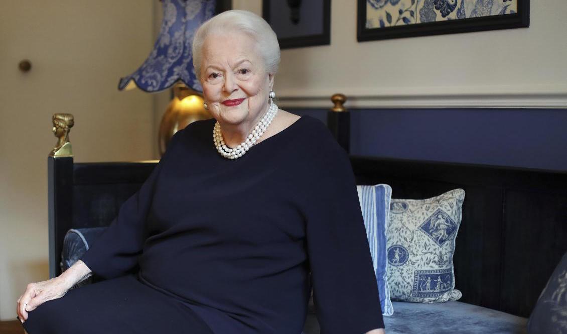 Skådespelaren Olivia de Havilland, här fotograferad 2016, har gått bort vid 104 års ålder. Foto: Thibault Camus/AP/TT