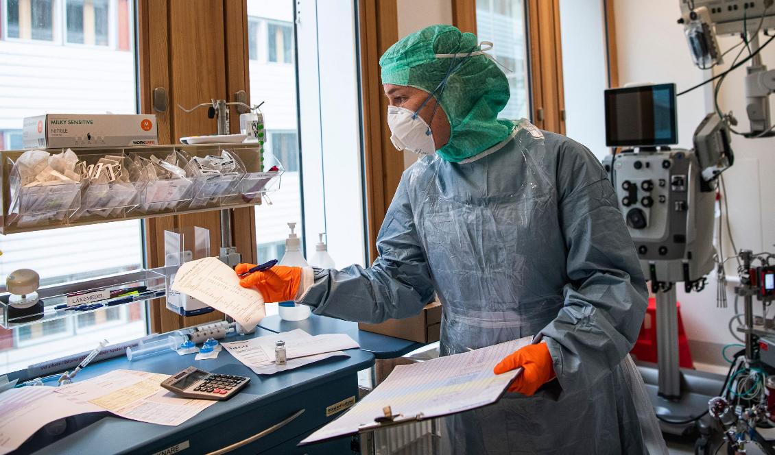 


En sjuksköterska med ansiktsskydd på Karolinska sjukhuset i Solna den 19 april 2020. Foto: Jonathan Nackstrand/AFP via Getty Images                                                                                                                                    