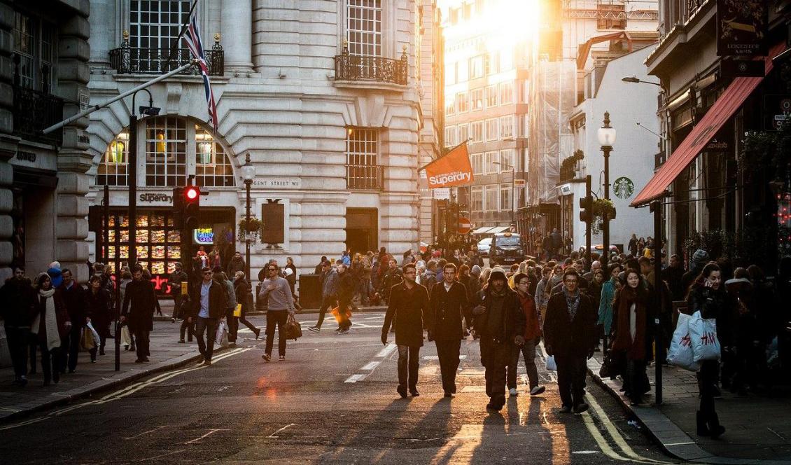 



Så här får det inte se ut i städerna inför julhandeln och mellandagsrean, enligt regeringen. Regeringen vill därför tydliggöra att alla har ett personligt ansvar att bromsa spridningen av covid-19 genom att skicka ett sms till alla landets mobiltelefoner. Foto: Free-Photos från Pixabay                                                                                                                                                                                