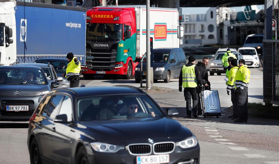
Dansk polis kontrollerar passagerare vid en färja i Helsingör den 14 mars 2020. Foto: Claus Bjoern Larsen/Ritzau Scanpix/AFP via Getty Images                                            