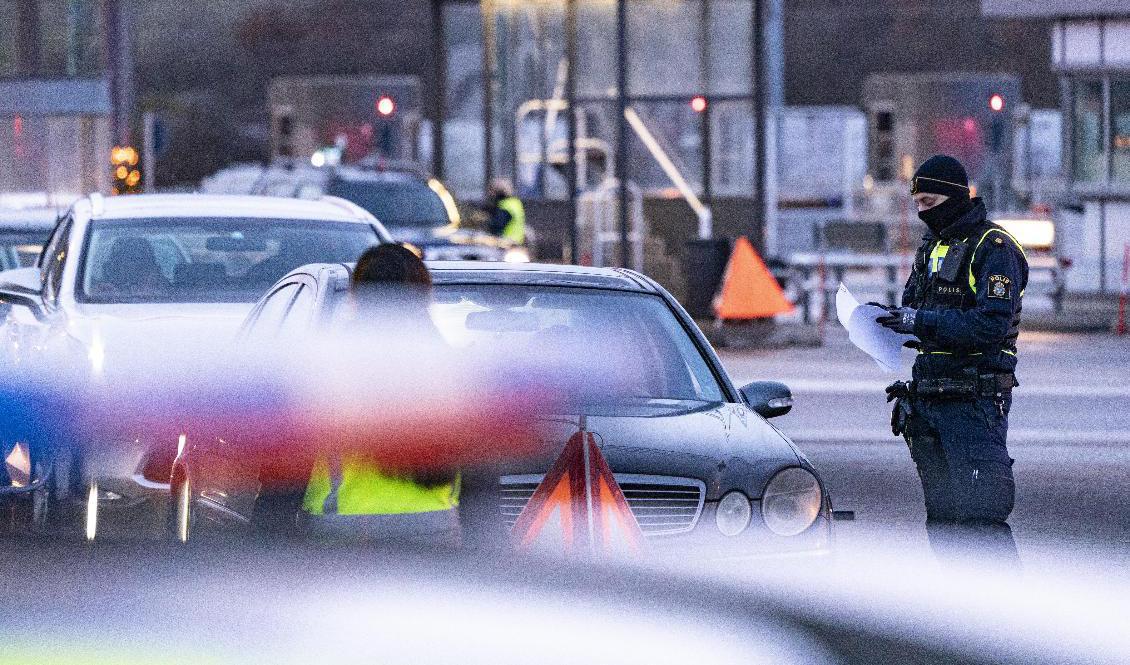
Inresekontroll vid betalstationen på Lernacken vid Öresundsbrons fäste på den svenska sidan om Öresund. Arkivbild. Foto: Johan Nilsson/TT                                            