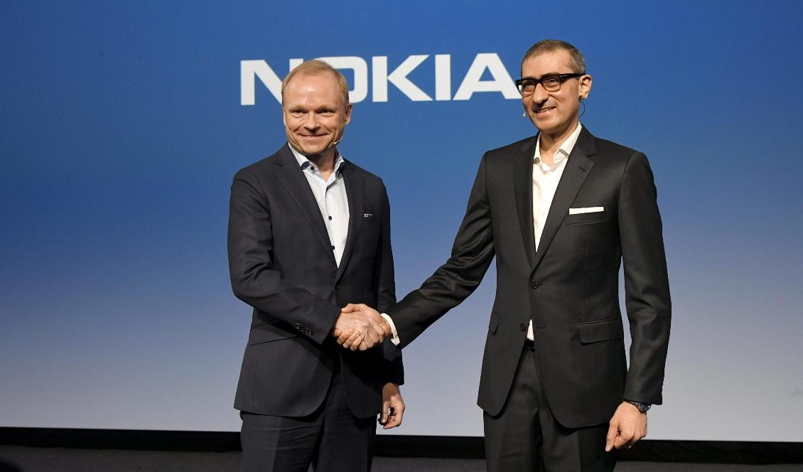 Nokias nye vd, Pekka Lundmark, skakar hand med den avgående vd:n Rajeev Suri, efter en presskonferens på Nokias högkvarter i Esbo, Finland, 2 mars 2020. Lundmark var tidigare vd för Fortum.
Markku Ulander/Lehtikuva/AFP via Getty Images