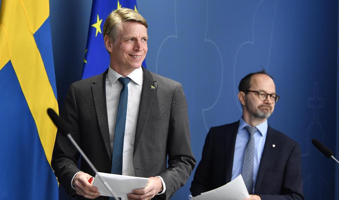 Miljö- och klimatminister Per Bolund (MP) och infrastrukturminister Tomas Eneroth (S) föreslår en nedläggning av Bromma flygplats. Foto: Anders Wiklund/TT