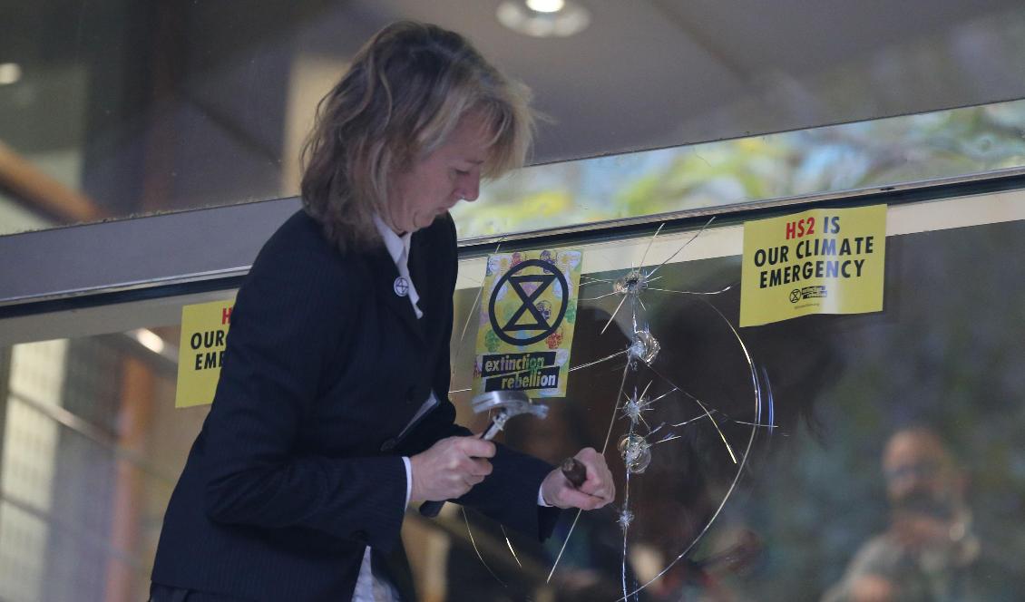Bilden är från ett annat tillfälle. Där syns Gail Bradbrook, medgrundarare till Extinction Rebellion, krossa fönster på byggnaden till Department of Transport i London den 15 oktober 2019. Foto: Isabel Infantes/AFP via Getty Images