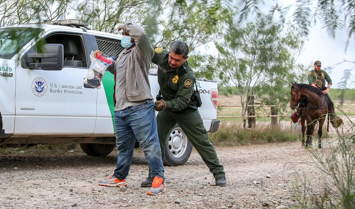
Amerikansk gränspatrull omhändertar en illegal immigrant vid Penitas i Texas den 10 maj 2021. I maj grep gränspolisen över 180 000 personer som försökte ta sig in illegalt. Foto: Charlotte Cuthbertson                                            