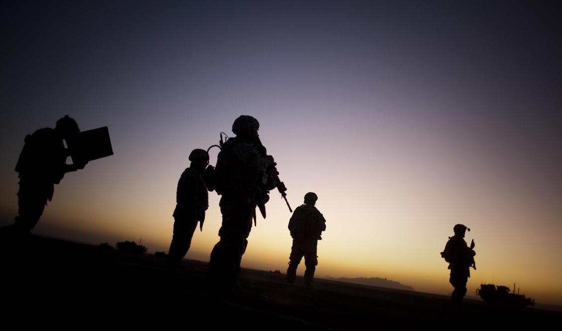 Arkivbild på amerikanska soldater som patrullerar i utkanten av Spin Boldak. Nu pågår hårda strider om gränsområdet. Foto: Emilio Morenatti/AP/TT