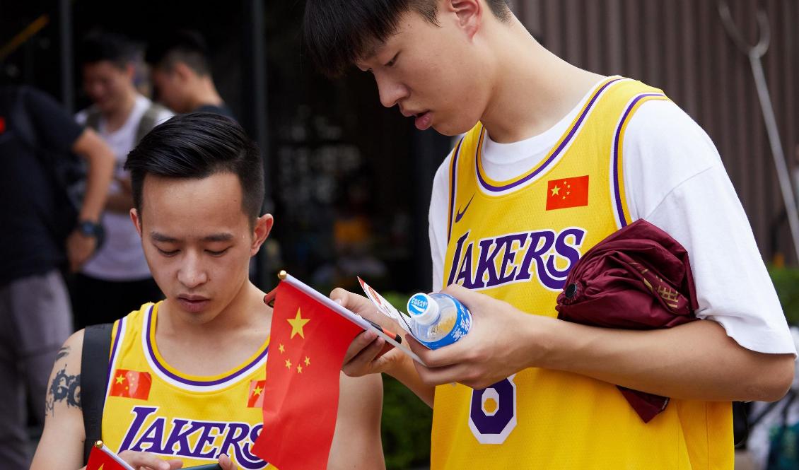 Kinesiska fans vid en försäsongsmatch mellan LA Lakers och Brooklyn Nets i Shenzen 2019. Foto: STR/AFP via Getty Images