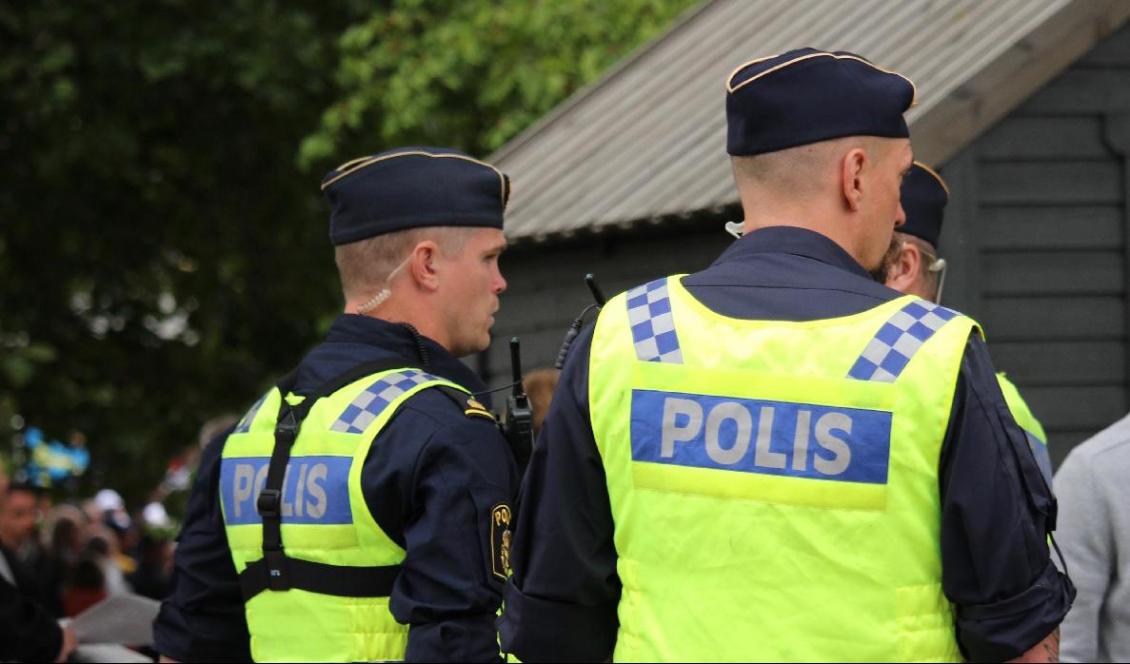 




Två poliser i Almedalen, Visby, 2018. Skribenten menar att polisens organisation, utbildning och antagningskrav behöver ses över. Foto: Susanne W. Lamm                                                                                                                                                                                                                            