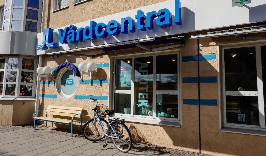 

Soldoktorn Mikael Sandström har i Expressen förklarat varför det är så svårt att få tid på vårdcentral, och varför så lite vård blir gjord. Foto: Shutterstock                                                                                        