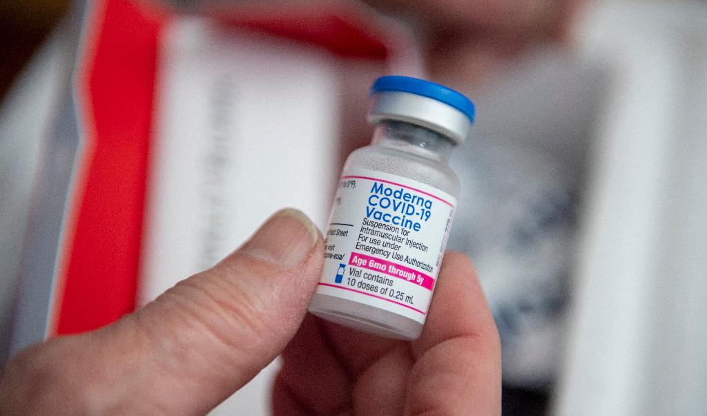 En flaska med Modernas vaccin mot covid-19. Flera rättsprocesser angående vaccintvång vid resor pågår för närvarande i Kanada. Foto: Joseph Prezioso/AFP via Getty Images