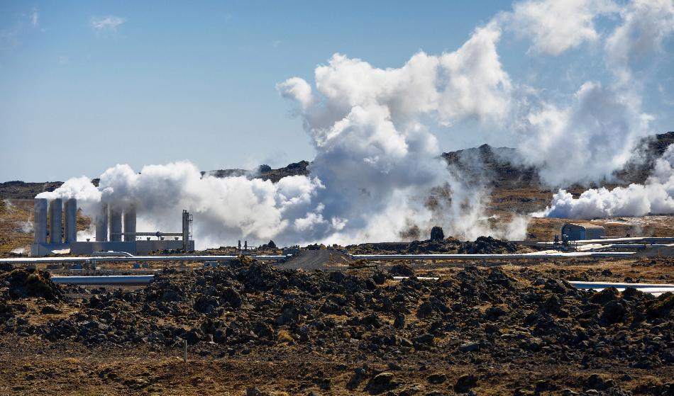 

Etymologin ”geotermisk” härleds från grekiskans ”geo” ( jord) och ”therme” (värme). Det vill säga ”jordvärme”, vilken i dagsläget används som en energikälla, där de geologiska förutsättningarna finns. Foto: Shutterstock                                                                                        
