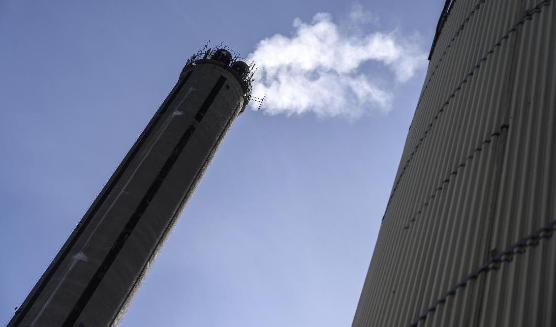 Värtaverket i Stockholm producerar värme och el baserat på biobränsle. Kraftverket skulle kunna producera mer el, men då med olja. Arkivbild. Foto: Anders Wiklund/TT
