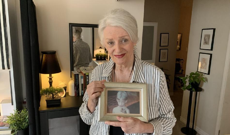 Sharon Danley berättar om sin son Matthew i sin lägenhet i Toronto den 27 september. Hon håller här ett fotografi fotografi av sonen som liten. Foto: Peter Wilson