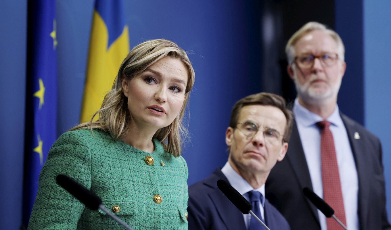 Energi- och näringsminister Ebba Busch (KD), statsminister Ulf Kristersson (M) samt arbetsmarknads- och integrationsminister Johan Pehrson (L) under pressträffen om det svenska elsystemet. Foto: Christine Olsson/TT