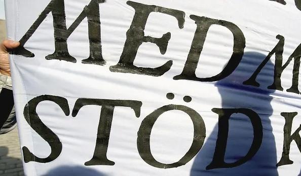 Demonstration 2005 på Mynttorget i Stockholm mot beslutet om av avvisa de apatiska flyktingbarnen. Foto Pontus Lundahl/TT