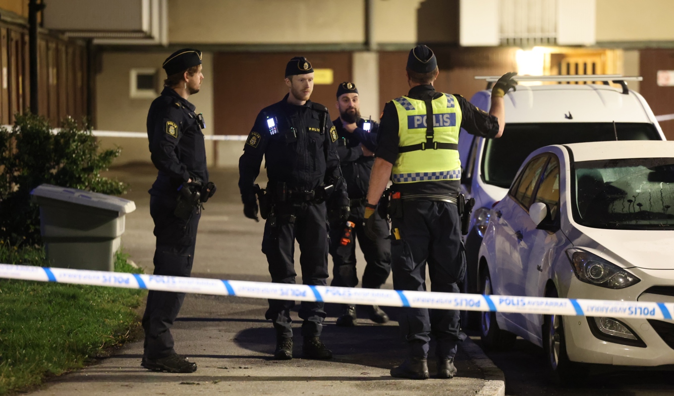 Flera personer larmade om skottlossningen som inträffade i ett bostadsområde i Rågsved i södra Stockholm. Foto: Blåljusbilder/TT