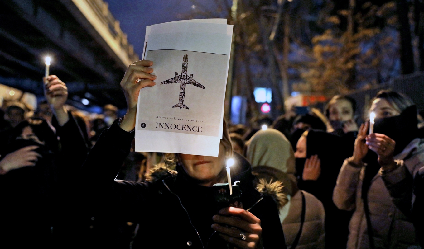 En vaka hölls i Teheran efter flygkraschen i januari 2020. Arkivbild. Foto: Ebrahim Noroozi/AP/TT