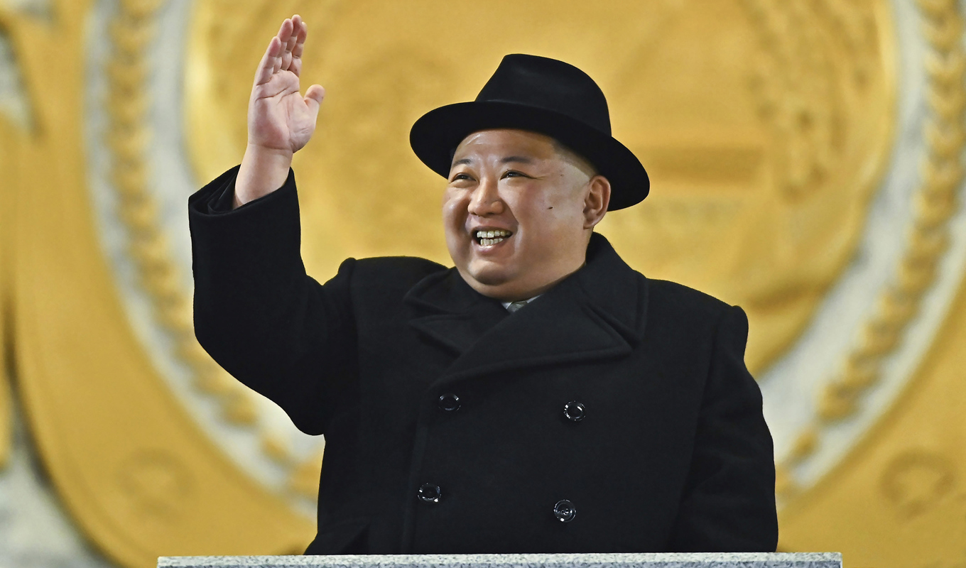 Invånare i Nordkorea uppmanas skydda porträtt av ledaren Kim Jong-un när tyfonen Khanun drar in. Foto: Korea News Service/Ap/TT