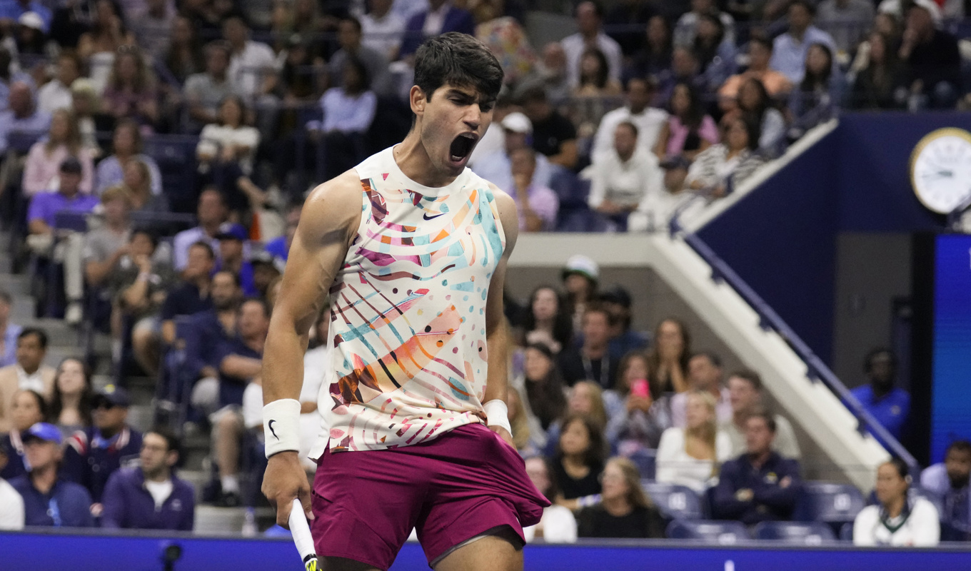 Carlos Alcaraz firar segern mot sydafrikanen Lloyd Harris. Foto: Charles Krupa