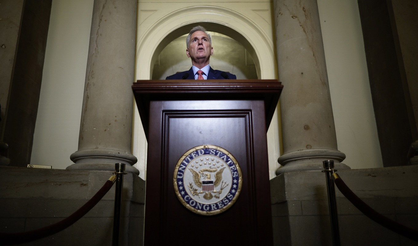 Representanthusets talman Kevin McCarthy meddelar att man inleder en riksrättsutredning mot USA:s president Joe Biden den 12 september 2023. Foto: Chip Somodevilla/Getty Images