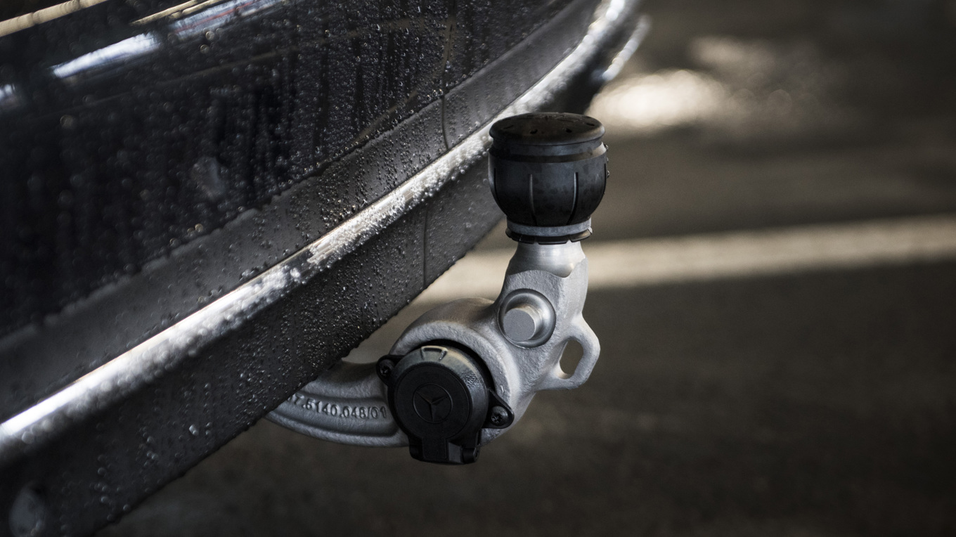 Ägaren trodde att hans hund fanns inne i bilen. Men den var kopplad till dragkroken. Arkivbild. Foto: Pontus Lundahl/TT