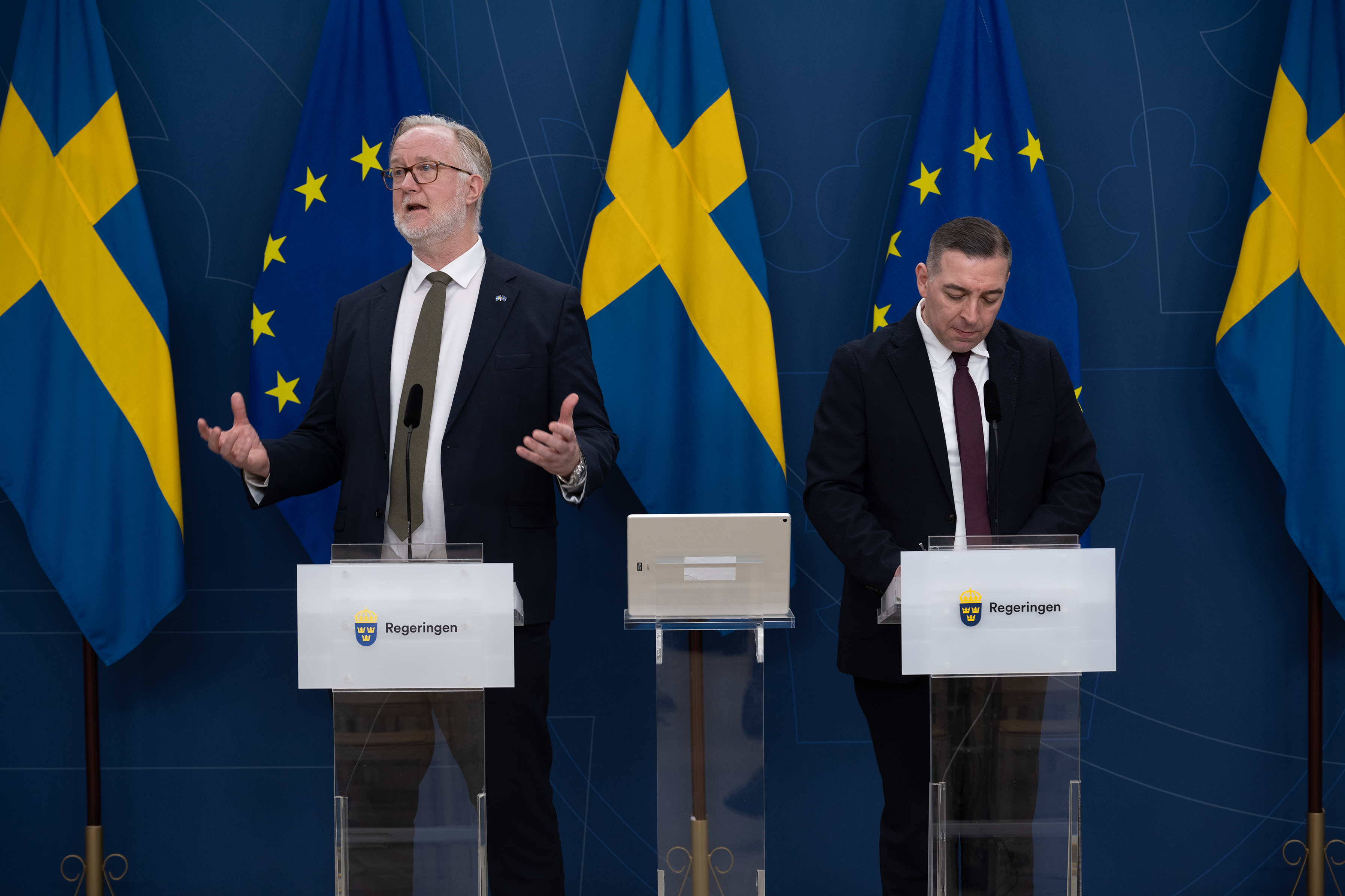 Johan Pehrson (L), arbetsmarknads- och integrationsminister, och Roger Haddad(L), utredare, på en pressträff den 16 februari. Foto: Roger Sahlström