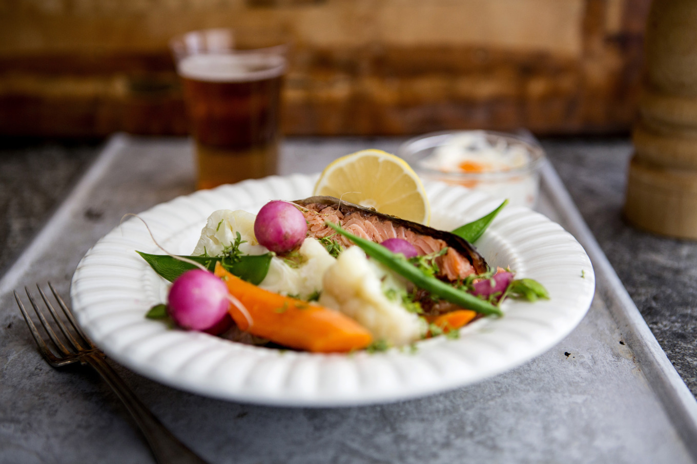 Att äta mycket fisk och skaldjur kopplas till högre halter av PFAS i blodet hos unga, men det finns inte anledning att dra ner på konsumtionen, enligt en expert. Arkivbild. Foto: Christine Olsson/TT