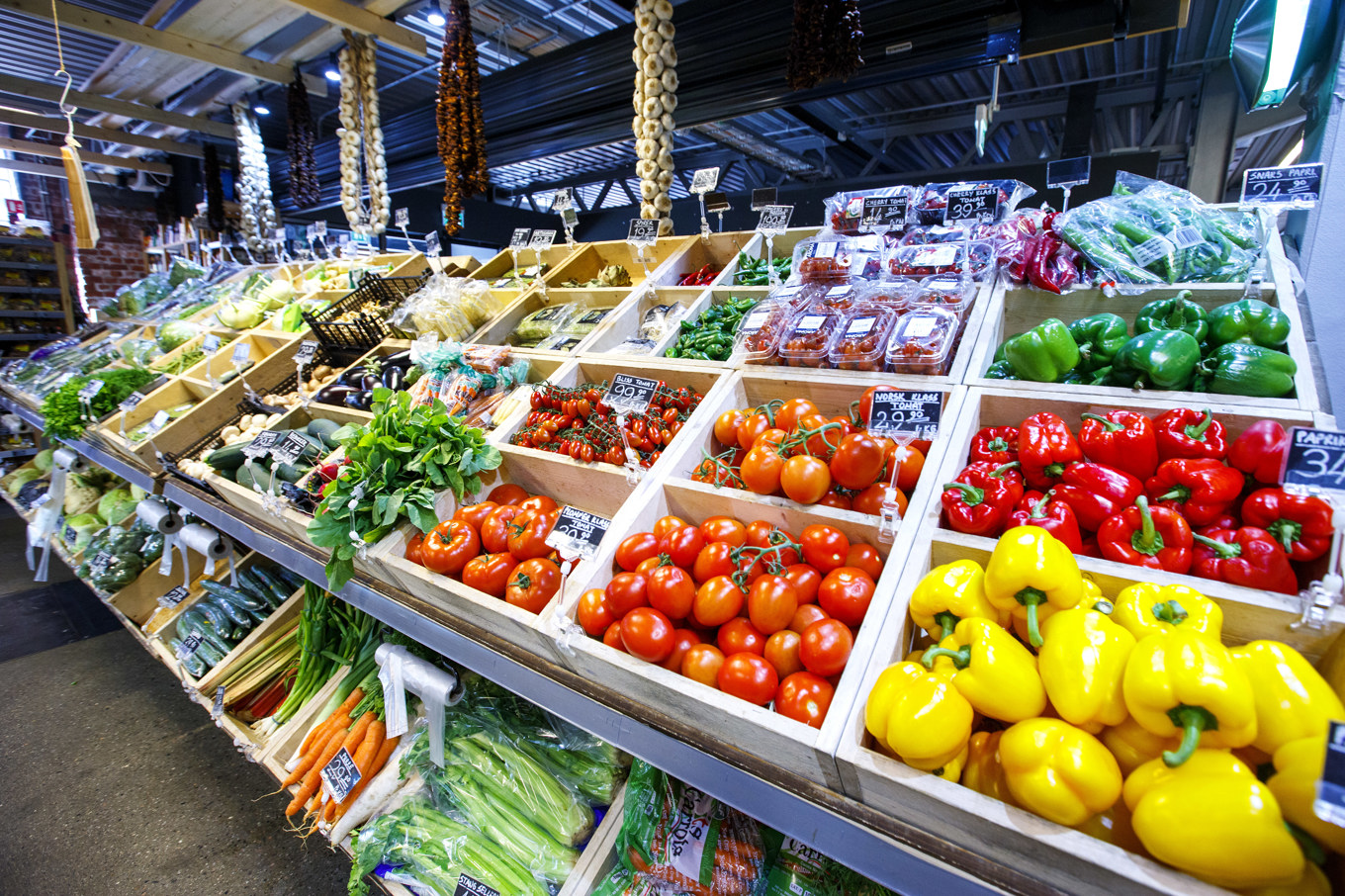 Sänkt moms på nyttiga livsmedel kan bidra till bättre folkhälsa och lägre vårdkostnader, enligt ny rapport. Foto: Gorm Kallestad/NTB/TT